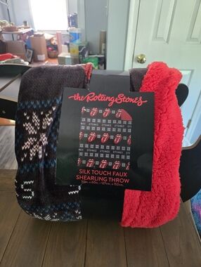 The Rolling Stones Silk Touch Faux Shearling Throw - Red & Black 50" X 60" New
